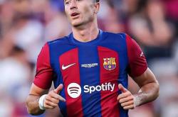  莱万多夫斯基迎来十赛季高光表现，FPX球迷沸腾！