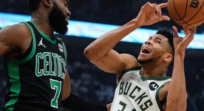 九游官方平台Doinb在雄鹿比赛中爆冷，突破纪录引发热议！(雄鹿东部冠军视频)