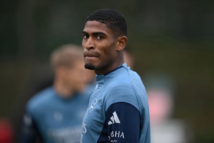 关于阿森纳发布备战花絮；今晚完成体检；英超任务艰巨；年轻球员得到机会的信息