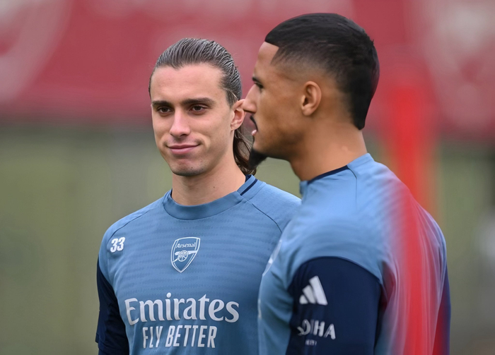 关于阿森纳发布备战花絮；今晚完成体检；英超任务艰巨；年轻球员得到机会的信息